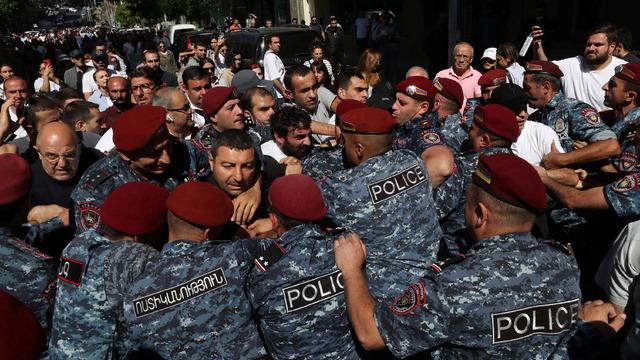 Azerbaycan'ın zaferi sonrası Ermenistan'daki gösteriler sürüyor! Muhalefet halkı parlamento binası önüne çağırdı