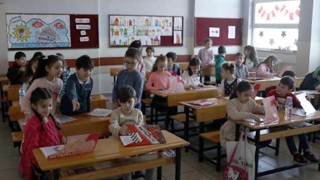 Vakalar arttı! Prof. Dr. Tevfik Özlü uyardı: 'Bu semptomlar varsa okula göndermeyin'