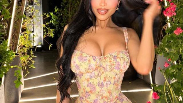 Sosyal medya fenomeni Chloe Saxon Henüz bitirmedim diyerek minisiyle şov yaptı! Antalya paylaşımı Instagram'ı salladı