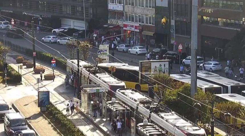 SON DAKİKA | Beyoğlu'nda otobüs tramvaya çarptı! Trafikte yoğunluk yaşandı