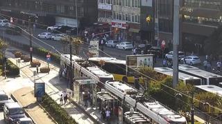 SON DAKİKA | Beyoğlu'nda otobüs tramvaya çarptı! Trafikte yoğunluk yaşandı