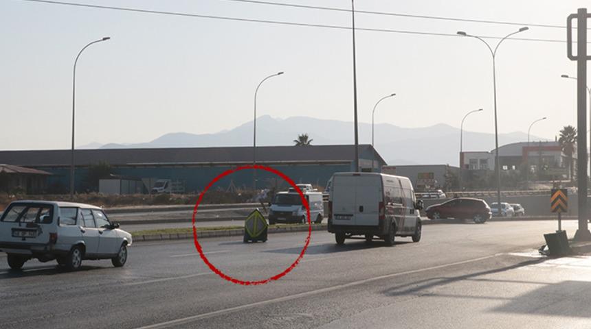 Yol ortasında kalan yön levhası sürücülere zor anlar yaşattı!