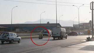 Yol ortasında kalan yön levhası sürücülere zor anlar yaşattı!