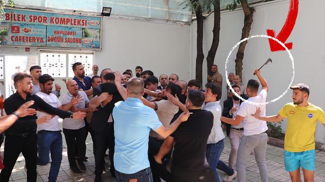 Kavgaya orakla girdi, sandalyeler havada uçuştu! CHP'nin Siirt İl Kongresi'ne yaşanan arbede damga vurdu