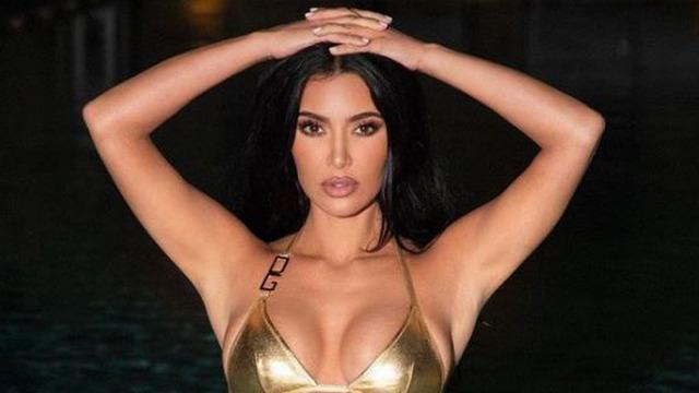 Kim Kardashian pembe bikinisini giyip teniz kortuna indi! Serena Williams görünce...