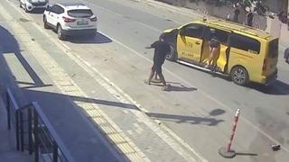 Trafik kazasında ilginç görüntü! Motosiklet sürücüsü fırlayarak girdi, arabada asılı kaldı