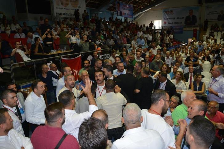 CHP Manisa İl Kongresi karıştı! Partililer arasında arbede yaşandı