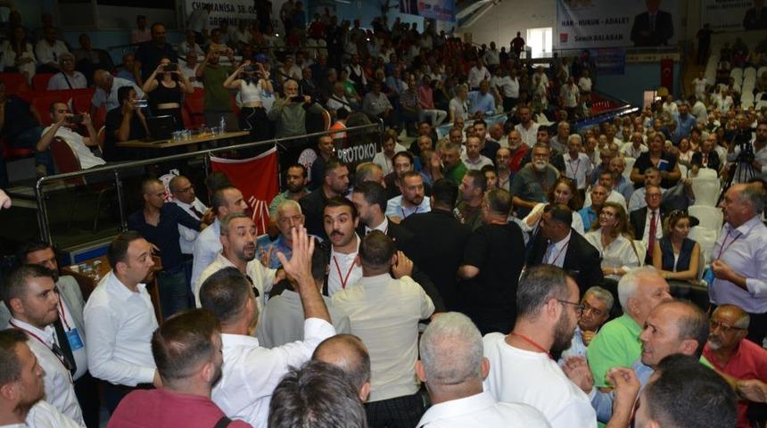CHP Manisa İl Kongresi karıştı! Partililer arasında arbede yaşandı