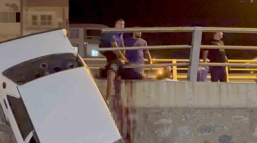 Korkunç kaza! Sürücü fırladı, vücuduna demir korkuluk saplandı, araç asılı kaldı