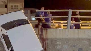 Korkunç kaza! Sürücü fırladı, vücuduna demir korkuluk saplandı, araç asılı kaldı