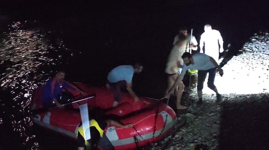 Bingöl'de baraj kapaklarının açılmasıyla nehirde mahsur kalan 2 kişi kurtarıldı