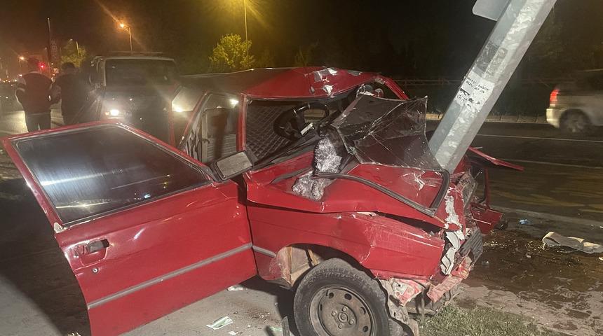 Kayseri'de aydınlatma direğine çarpan otomobilin sürücüsü ağır yaralandı