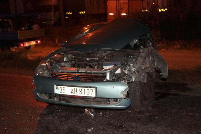İzmir'de iki otomobilin çarpışması sonucu 5 kişi yaralandı