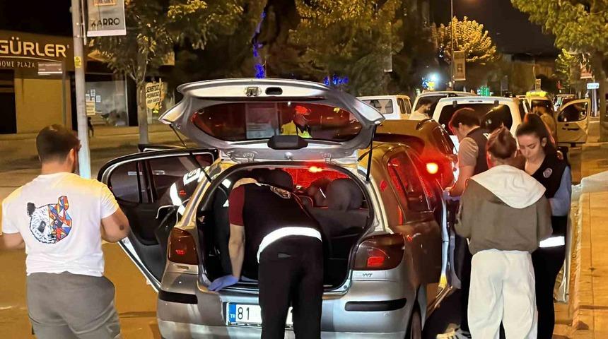 D&uuml;zce&rsquo;de polisten şok uygulama: 102 s&uuml;r&uuml;c&uuml;ye 211 bin lira ceza