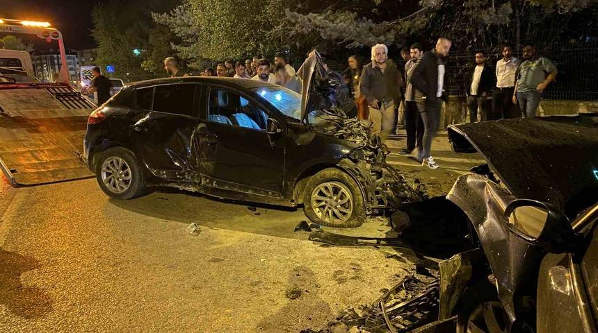 İki otomobil kafa kafaya çarpıştı, yaralılara müdahaleye giden itfaiye ekibi de kaza yaptı: 8 yaralı