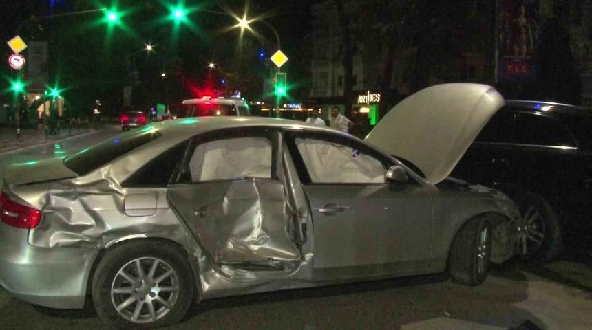 Kadıköy’de aşırı hız yapan araç park halindeki araçlara çarptı: 2 yaralı