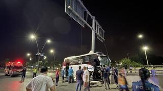 Adana'da trafik tabelası direğine çarpan midibüsteki 5 kişi yaralandı