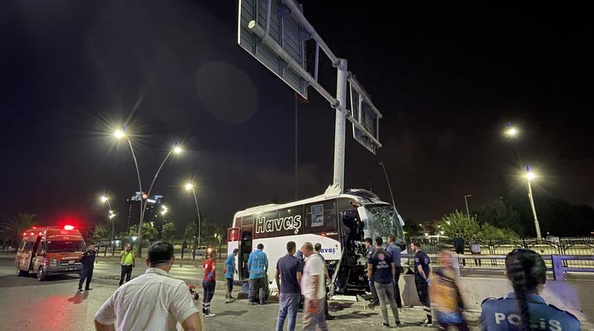 Adana'da trafik tabelası direğine çarpan midibüsteki 5 kişi yaralandı