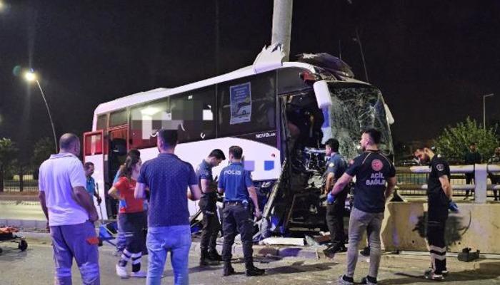 Havalimanına yolcu taşıyan midibüs, direğe çarptı: 5 yaralı