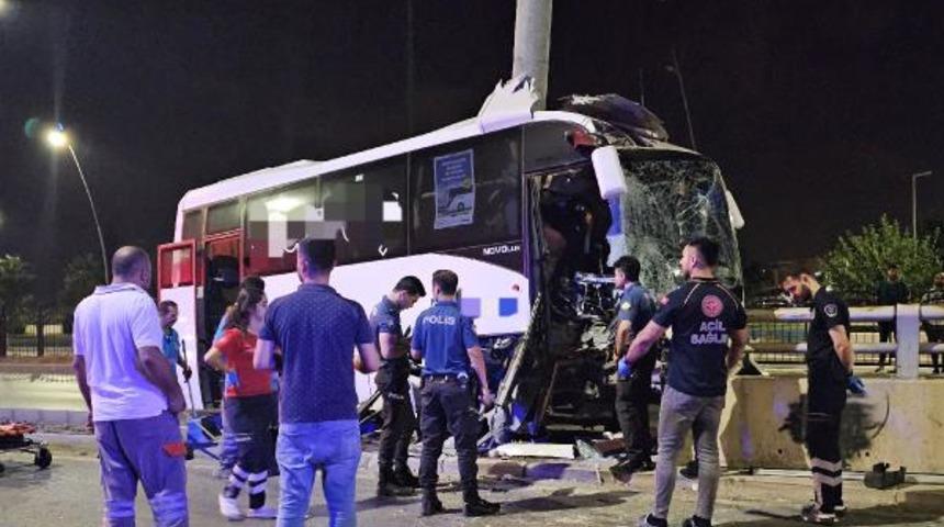 Havalimanına yolcu taşıyan midibüs, direğe çarptı: 5 yaralı