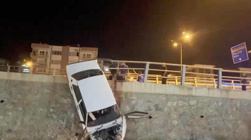 Otomobil uçurumda asılı kaldı, sürücü araçtan fırladı! Saplanan demir korkuluklar sonu oldu