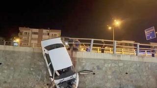 Otomobil uçurumda asılı kaldı, sürücü araçtan fırladı! Saplanan demir korkuluklar sonu oldu