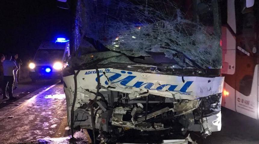 Kayseri'de yolcu otobüsü ile otomobil çarpıştı, 2 kişi öldü, 20 kişi yaralandı