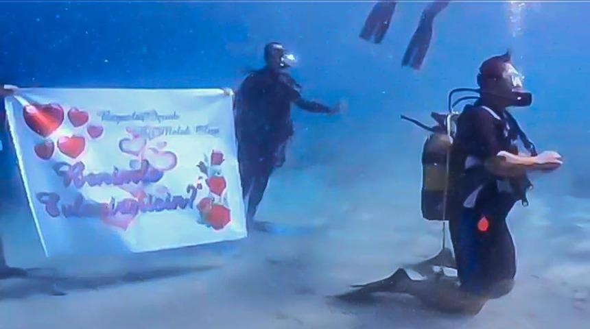 Denizin altında evlenme teklifi