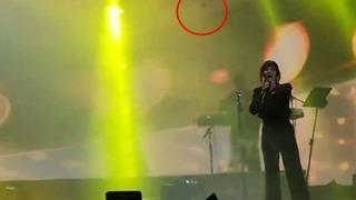 Fatma Turgut sahnedeyken kafasına çakmak fırlatıldı! 