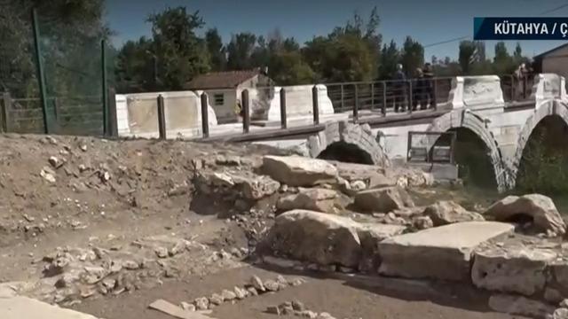 'Çok şaşırtan bir buluşla karşı karşıyayız' Bütünlüğü bozulmamış makyaj malzemeleri... Heyecanlandıran kazı! 'Günümüzde kullanılan tarzda allık ve far...'