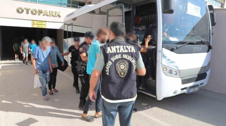 Antalya’da aranan 63 zanlı yakalandı