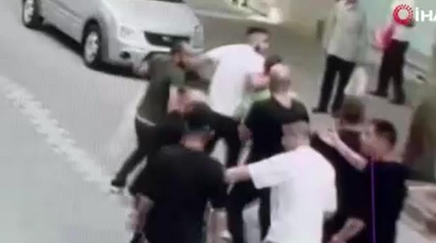 Ücretlerini alamayan iki genç cadde ortasında saldırıya uğradı!