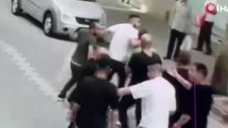 Ücretlerini alamayan iki genç cadde ortasında saldırıya uğradı!