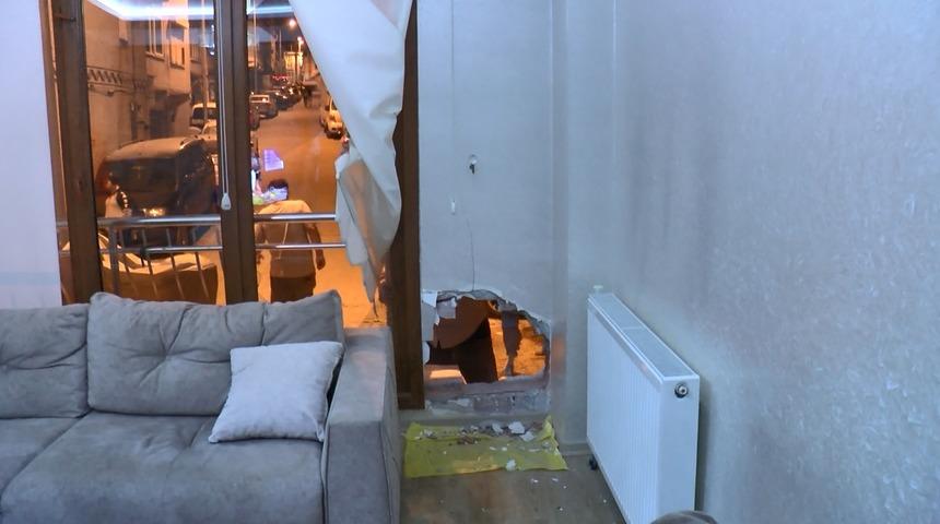 Yokuştan kayan forklift daireye girdi! Evde oturanlar büyük panik yaşadı