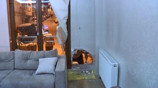 Yokuştan kayan forklift daireye girdi! Evde oturanlar büyük panik yaşadı