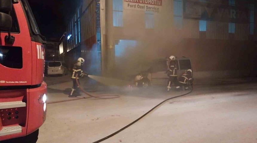 Park halindeki ticari araç alevlere teslim oldu