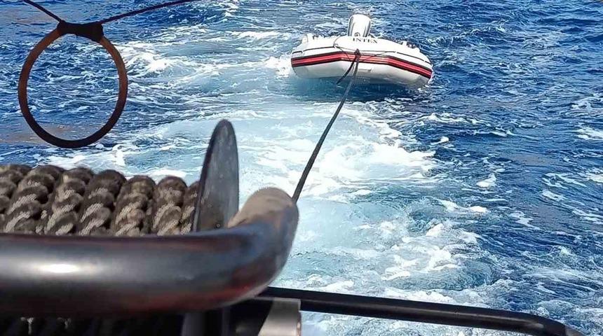 Bodrum açıklarında sürüklenen botu KIYEM ekipleri kurtardı