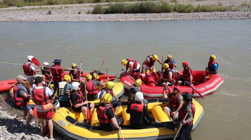 Masalsı kanyon arasında rafting keyfi