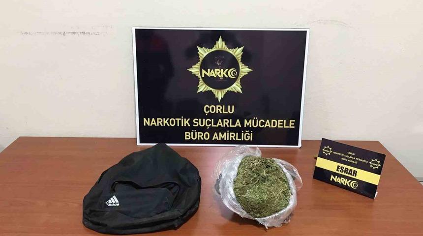 Polisten kaçarken atılan poşetten 900 gram esrar çıktı, 1 kişi tutuklandı