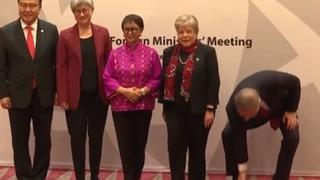 Hakan Fidan, Türk Bayrağı'nı yerde bırakmadı! Toplantıya damga vurdu, o anlar sosyal medyada gündem oldu