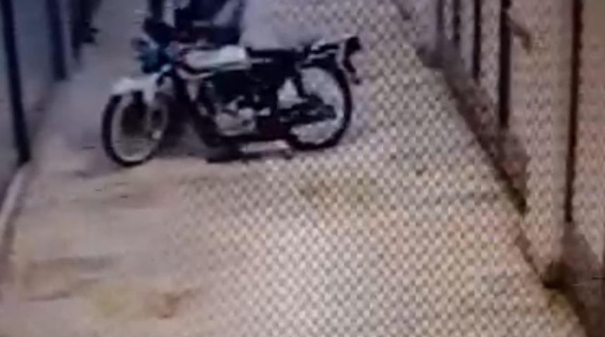 Kentin g&ouml;beğindeki motosiklet hırsızlığı g&uuml;venlik kamerasında