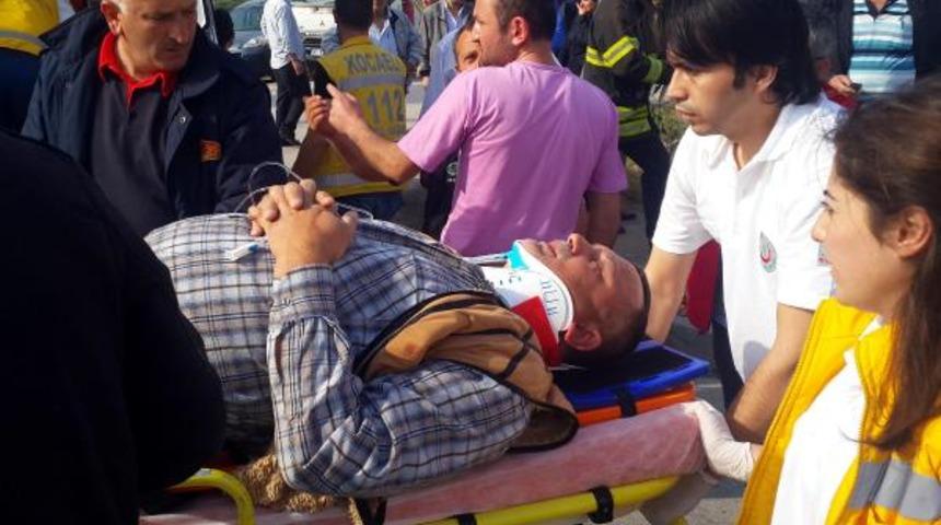 Otomobil &ccedil;&ouml;p kamyonuyla &ccedil;arpıştı: 1 &ouml;l&uuml;, 4 yaralı