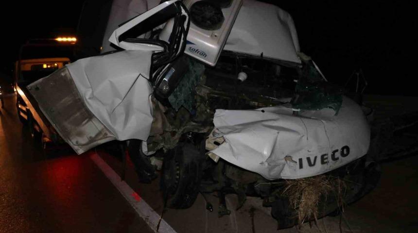 Kamyona arkadan &ccedil;arpan kamyonet s&uuml;r&uuml;c&uuml;s&uuml; ağır yaralandı