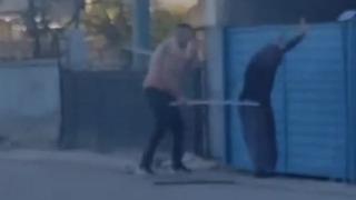 Akılalmaz olay! Eşinin tartıştığı kadın komşusuna sopayla saldırdı
