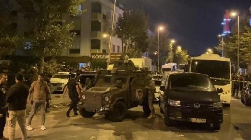 Esenyurt'ta kanlı gece! Kafedeki kavgada boğazından bı&ccedil;aklanarak &ouml;ld&uuml;r&uuml;ld&uuml;