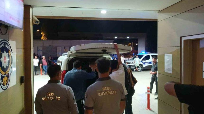 Birlikte hastaneye giden iki arkadaşın tartışması kavgaya dönüştü, o anlar kamerada