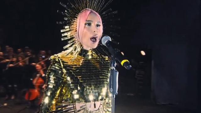  Gülşen, Mevzular Açık Mikrofon Cumhuriyet’in 100. yılına özel yayınında İstiklal Marşı’nı okudu