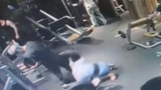 Sakarlığın böylesi! Antrenman yaptığı 68 kiloluk halteri tanımadığı bir kişinin ayağına düşürdü... Çığlık sesleri spor salonunu inletti