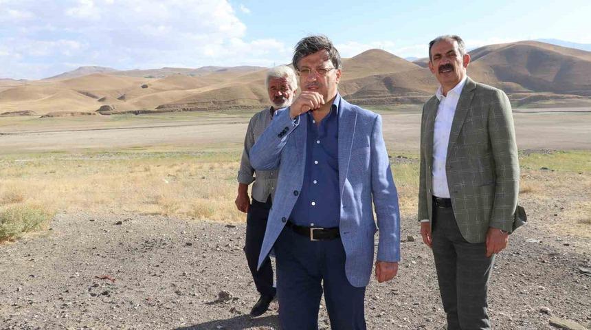 Vekil Türkmenoğlu kuruyan Zernek Barajı’nda incelemelerde bulundu