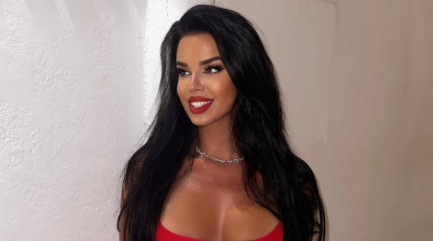 Sosyal medya fenomeni Ivana Knöll cesur kıyafet tarzıyla gösterinin önüne geçti! Tamamen tülden oluşan tulumu sosyal medyada gündem yarattı